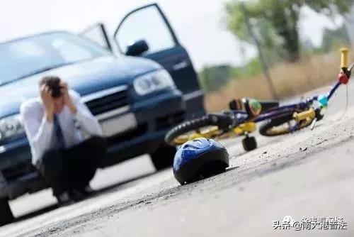 开车不小心撞人之后保险公司赔吗,开车撞了人要先垫付医药费吗