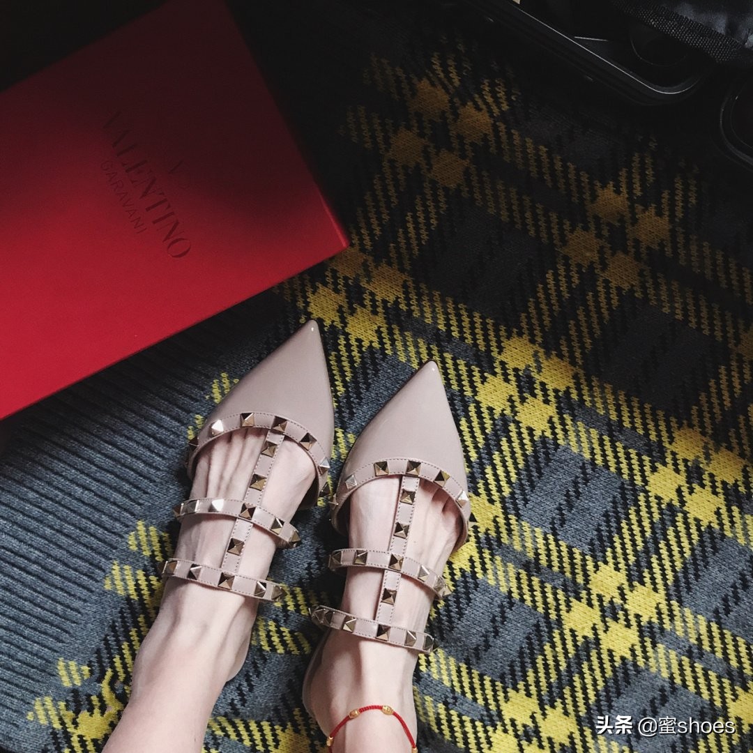 哪个颜色的华伦天奴铆钉鞋最好看,华伦天奴铆钉鞋哪款好看