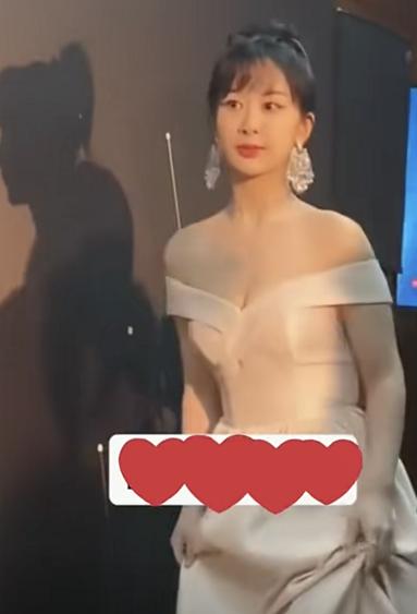 杨紫跟男明星出席活动,杨紫出席活动和男明星互动