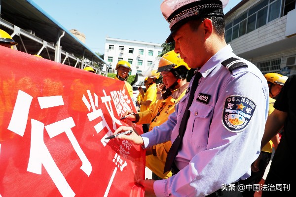 交警给快递小哥送餐,交警为外卖小哥送外卖