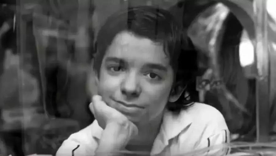 泡泡男孩被隔离12年完整版,12岁男孩走出隔离罩的视频