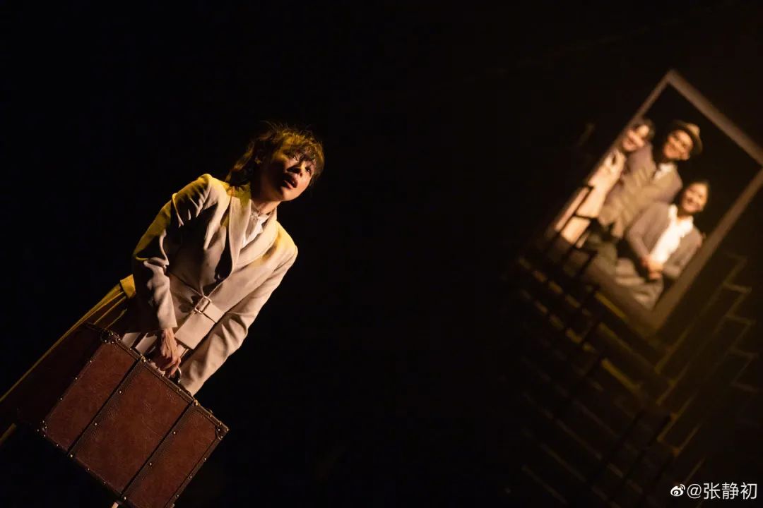 消失6年后,张静初单身生活首曝光!独居大House,与满屋破烂作伴