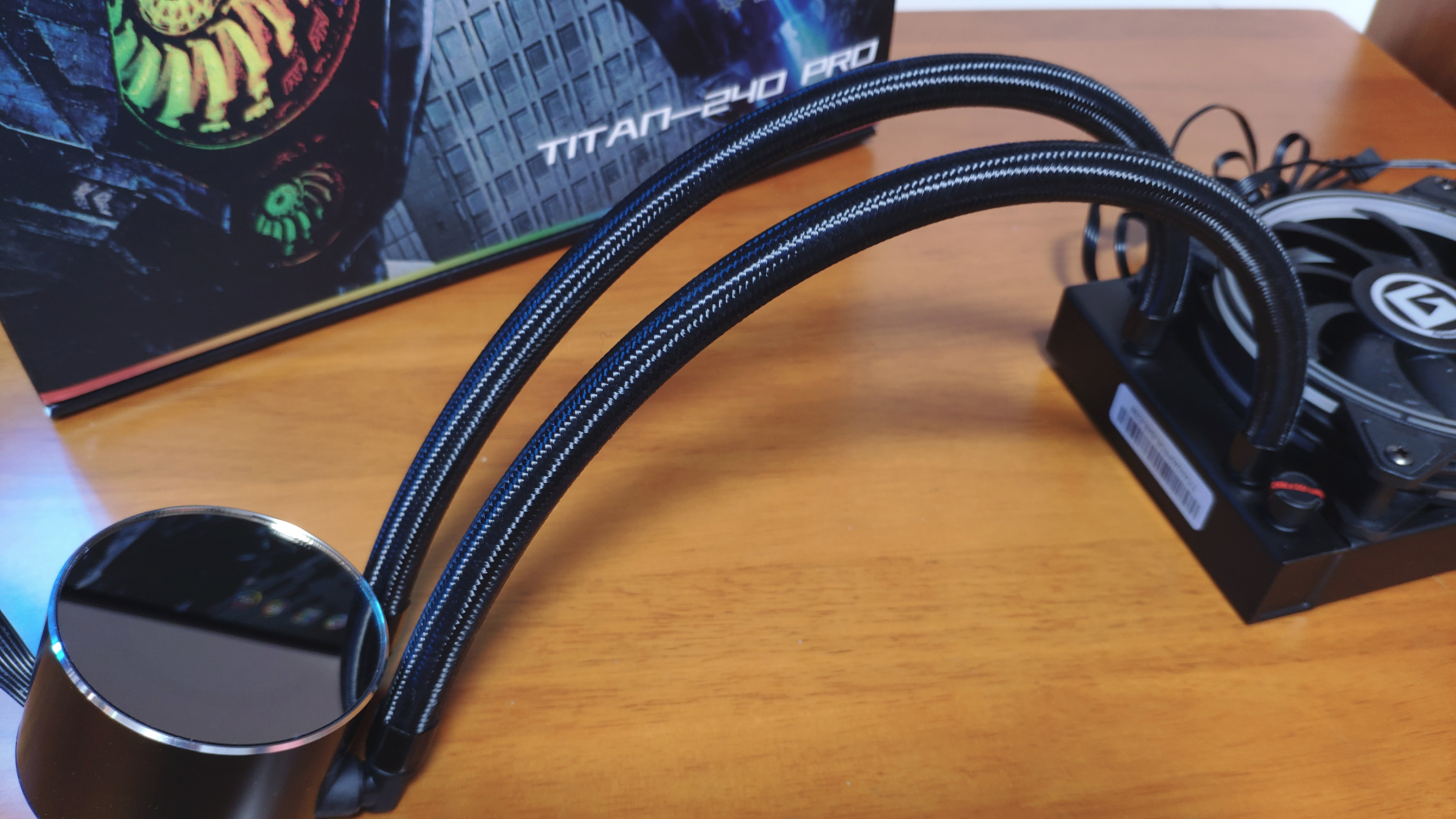 温度把握得住，PWM冷头带温显，艾湃电竞TITAN240PRO水冷装机