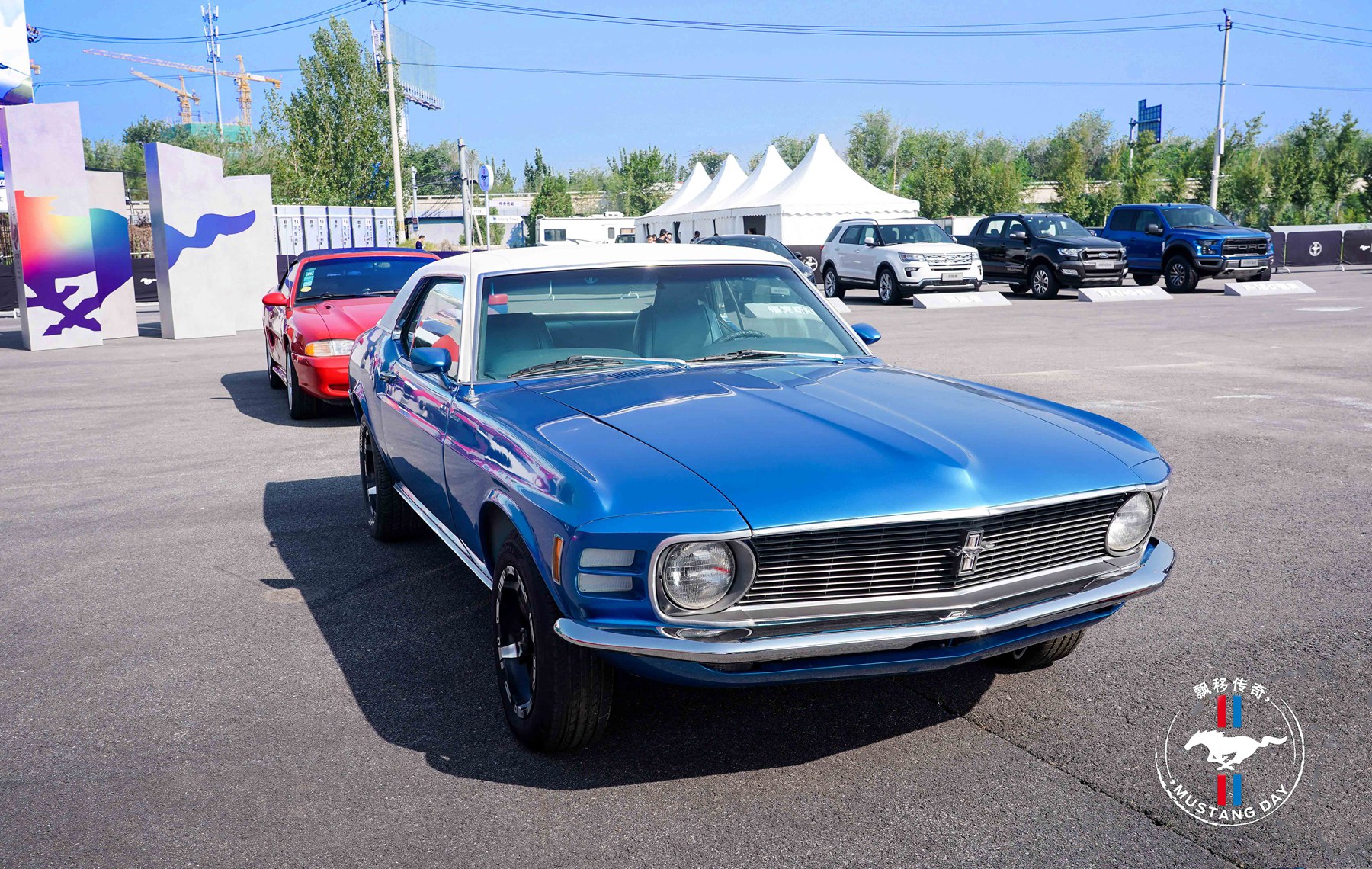 开mustang漂移,烧胎起步漂移的视频