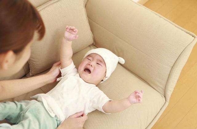 这位妈妈太厉害了！仅靠5个简单的水实验，就把哭闹的孩子哄好！