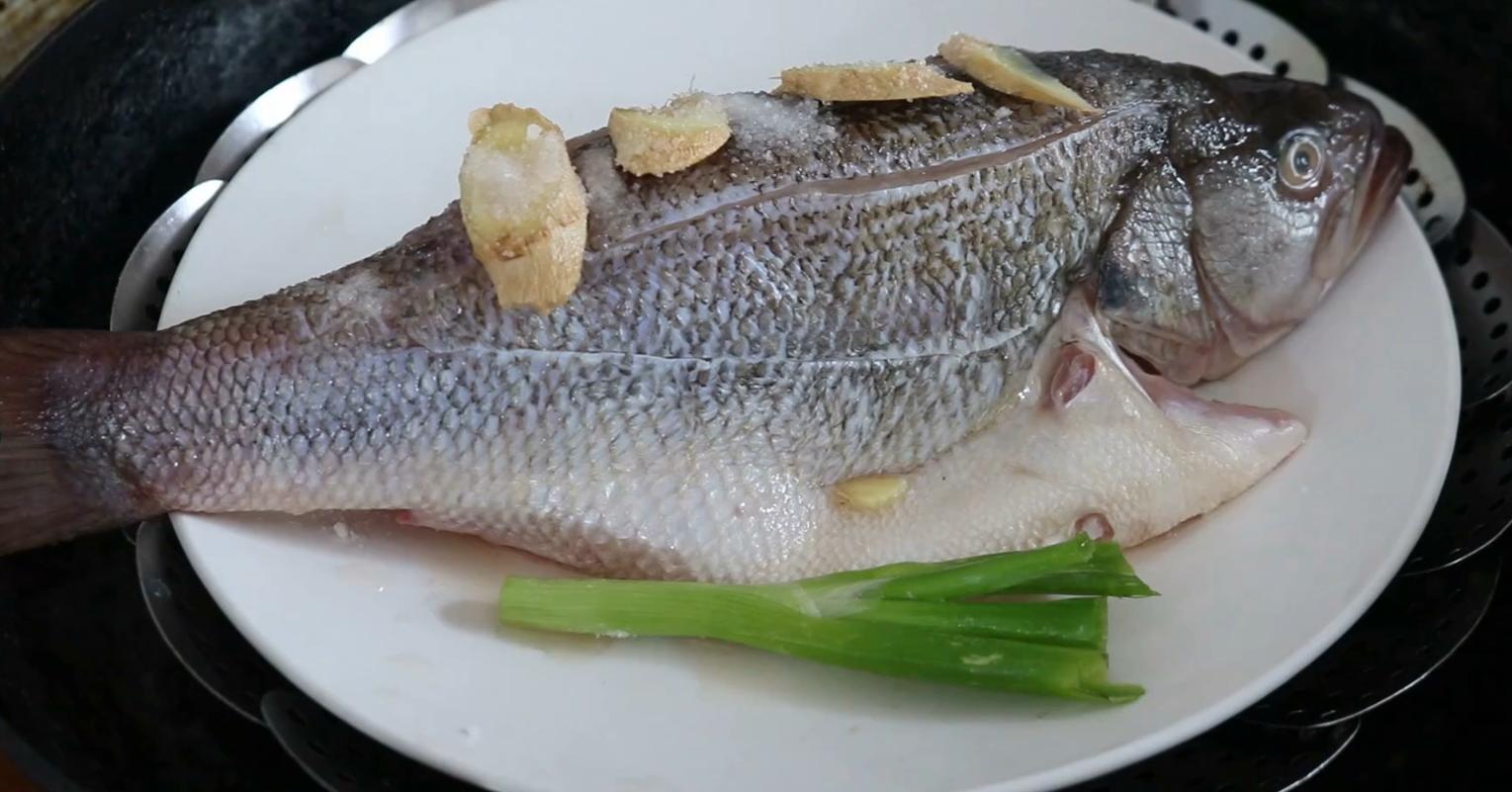 蒸鱼如何防止留水,蒸鱼放料酒的正确方法