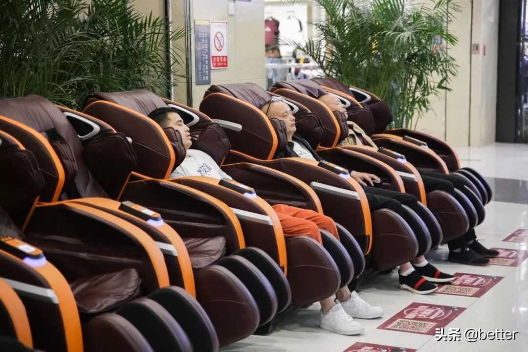 多福路上的女人