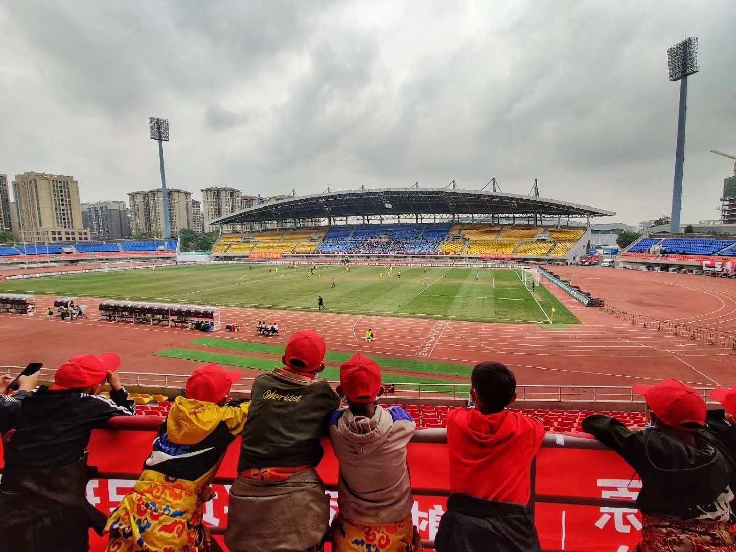 绿茵点亮梦想公益陪伴成长,助推校园足球公益活动