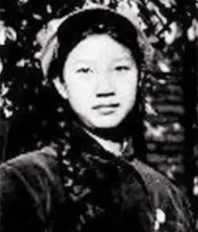 2018年，刘思齐儿子，女儿纪念主席诞辰125周年，表情严肃凝重