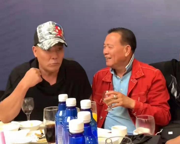 排场这么大、敢抢寿星名导的风头？拒绝与周星驰和解的他有何底气