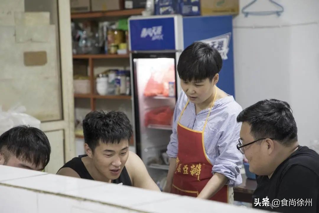 很多人从这家夫妻馆子认识徐州菜，芝麻鸡、沸腾鱼爆辣爆好吃