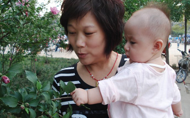 “奶奶好还是妈妈好”？老人这样的问话，看似逗娃，却是在害娃