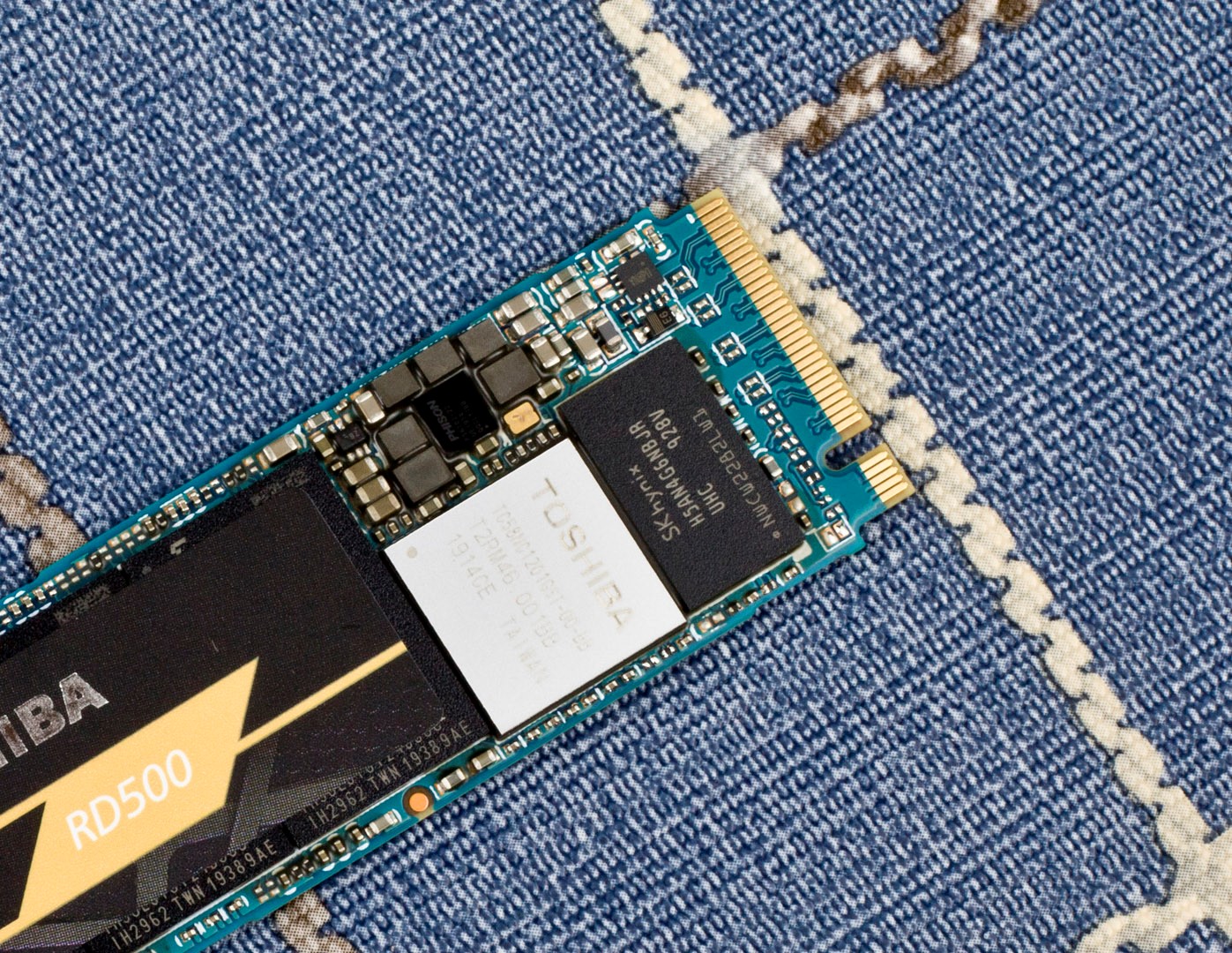 东芝r500换固态硬盘,东芝rc500nvme固态硬盘开箱视频