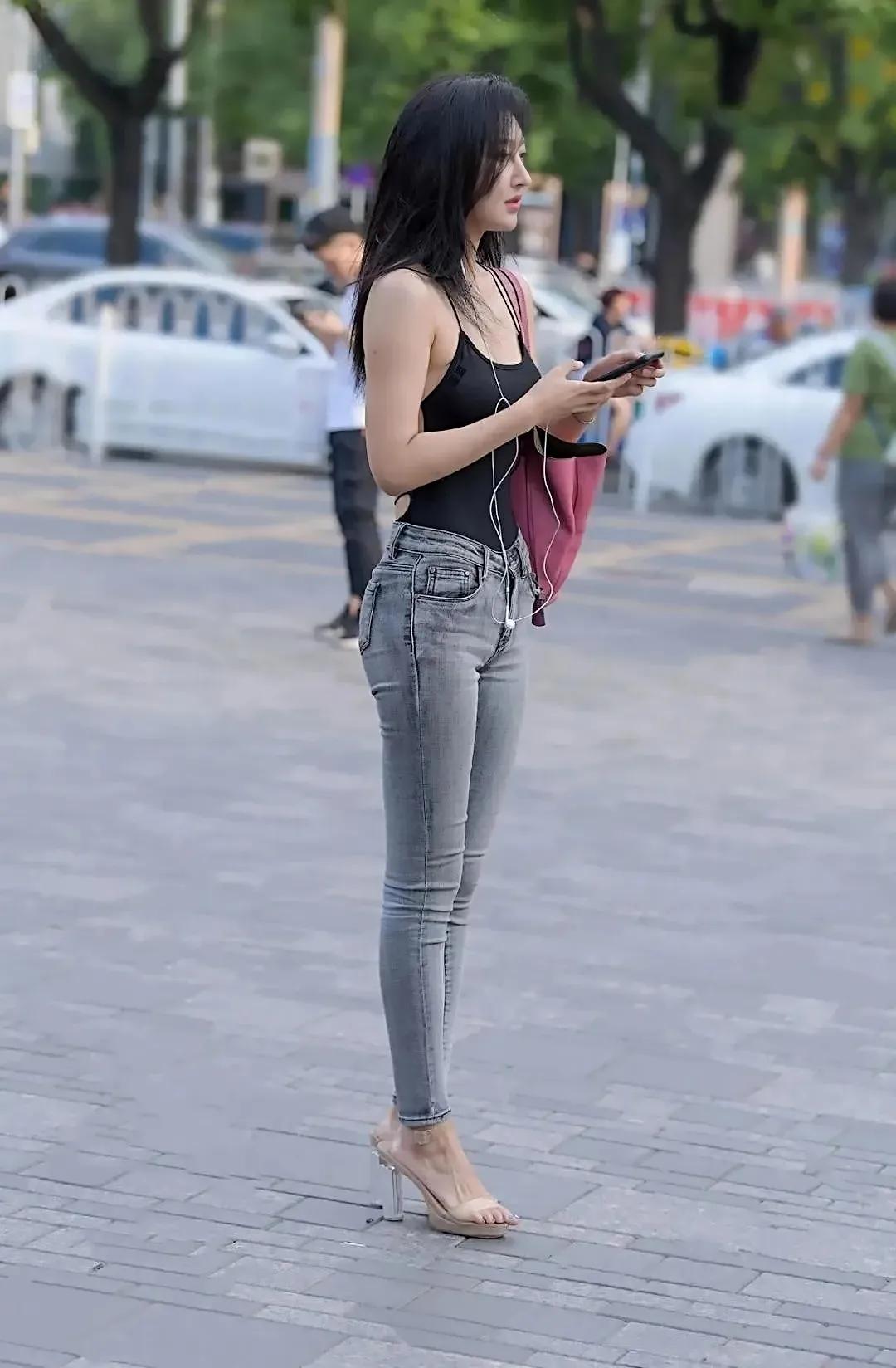 穿牛仔裤的小姐姐腰有多细,好身材牛仔裤小姐姐