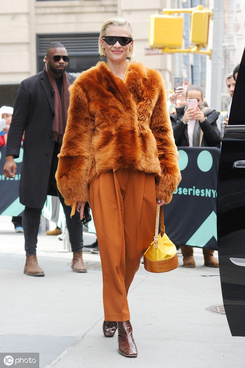 女人穿皮草的时候,女人穿皮草派克服好看吗