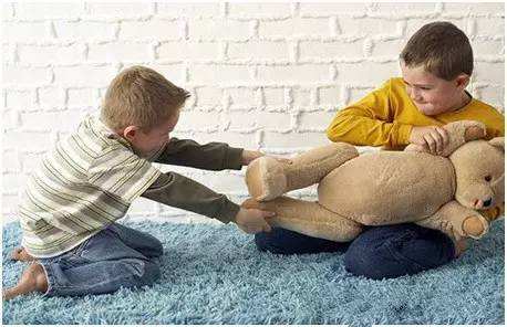 7岁女童眼里被男孩塞纸片:儿童的“攻击*行为性**”,家长如何引导