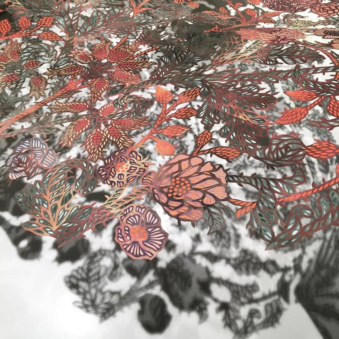 她用一把手术刀在2毛钱废报纸上雕出精美图腾,一幅卖60万