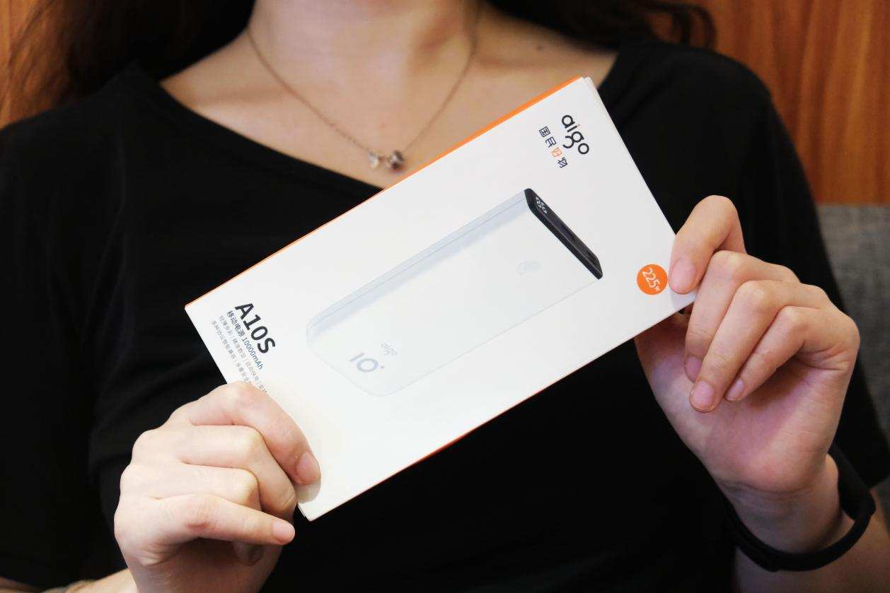 女生都是颜值*党**！像aigo国民好物充电宝就合女友的审美