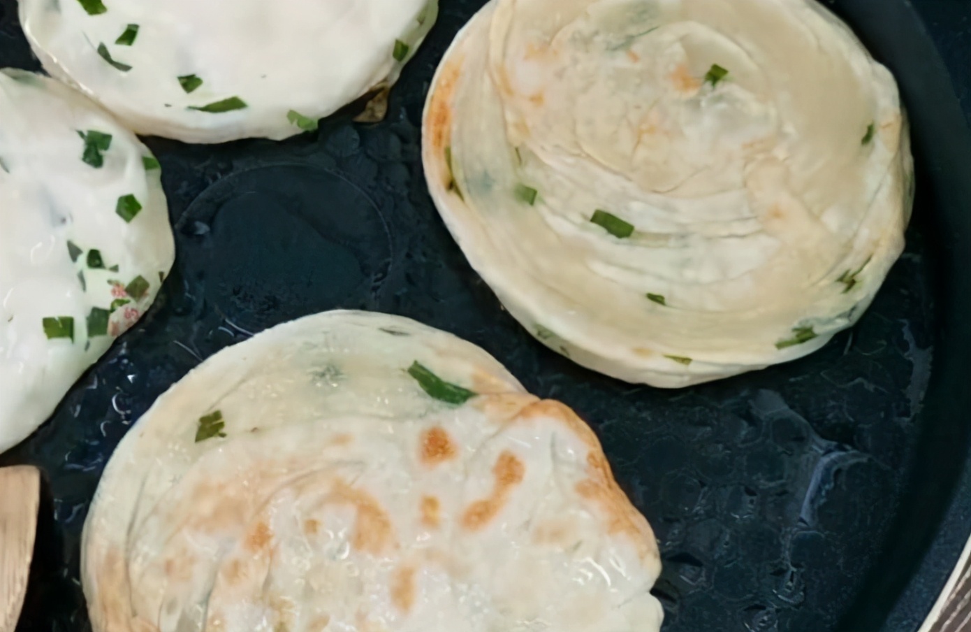 剩下的饺子皮怎么做成千层饼,用剩下的饺子皮做葱花饼