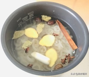 电饭锅肉皮冻家常做法,用电饭锅做肉皮冻的家常做法