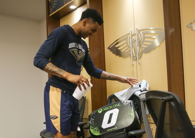 12连败也得有圣诞礼物！球哥为队友送上定制游戏机，锡安熊抱感谢