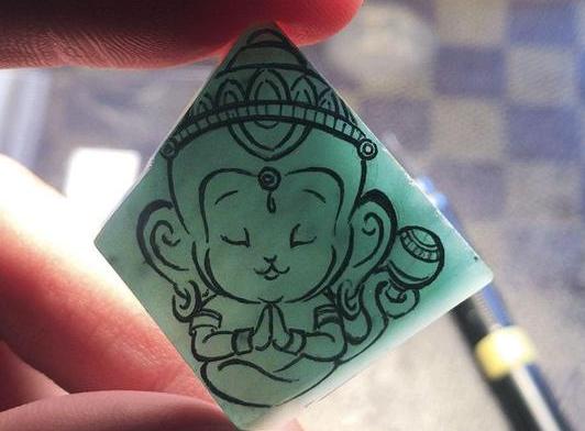 蓝水料：冰种翡翠玉石的一种，深邃神秘，灵气十足，价值一间房