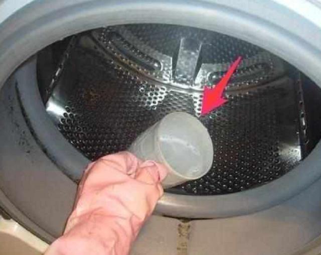 洗衣机里有个小机关,洗衣机里面打开就有水