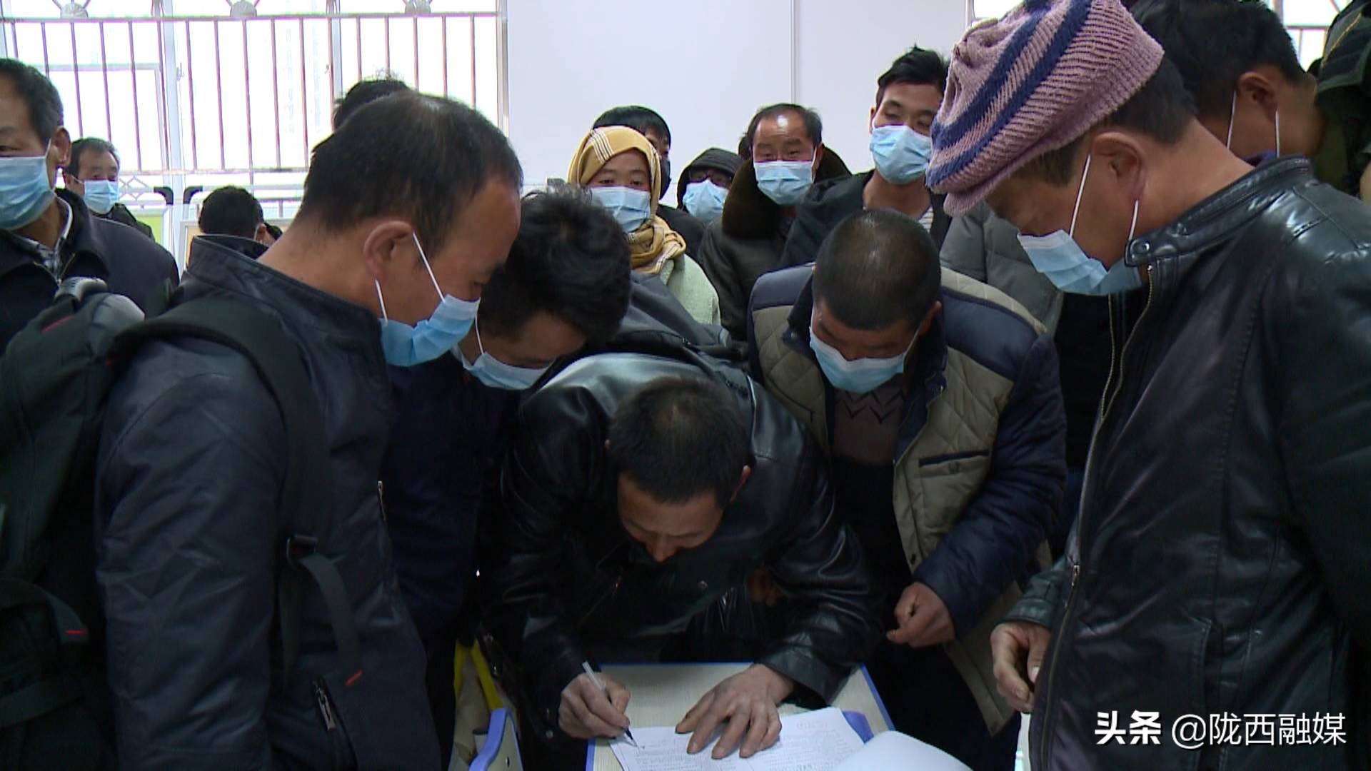 新闻特写春运路上温暖同行,新闻特写最暖心的视频