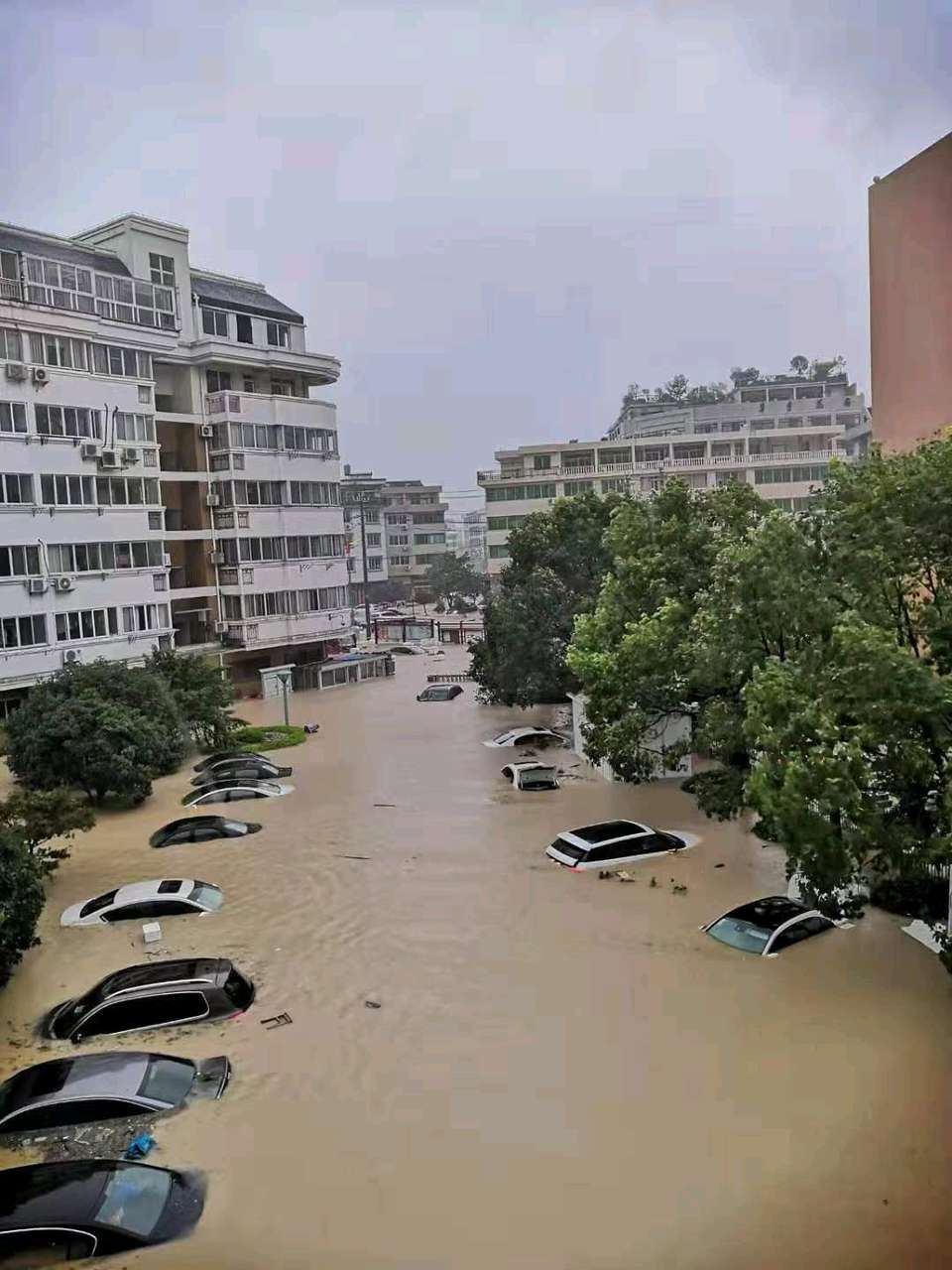 台风下大雨窗户渗水怎么处理,台风后房子被水淹了吗视频