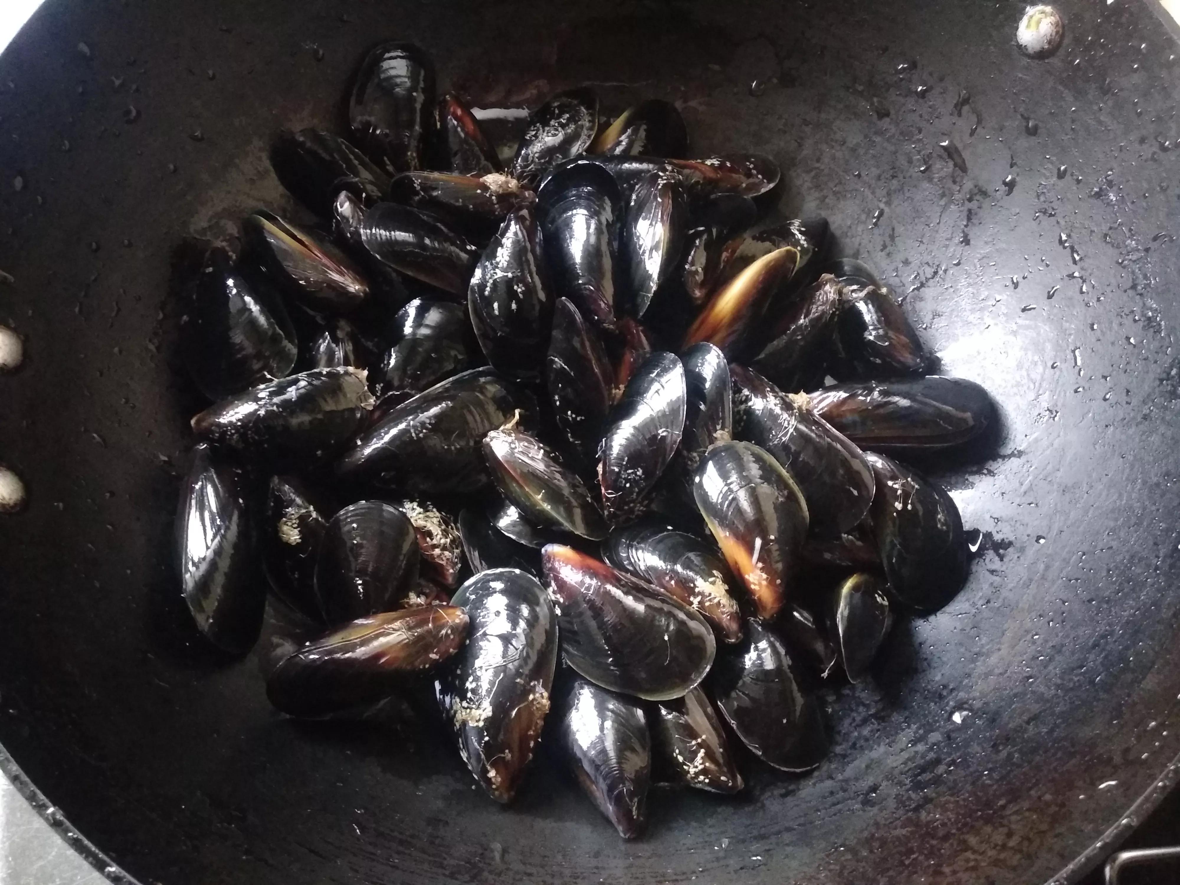 吃海虹正确方法,煮熟的海虹吃不了怎么做