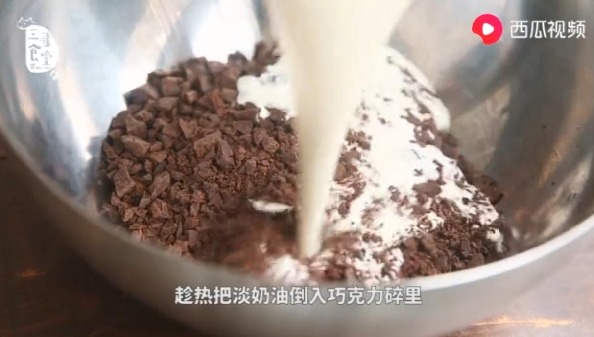 如何制作火山熔岩巧克力懒人版,自做熔岩巧克力