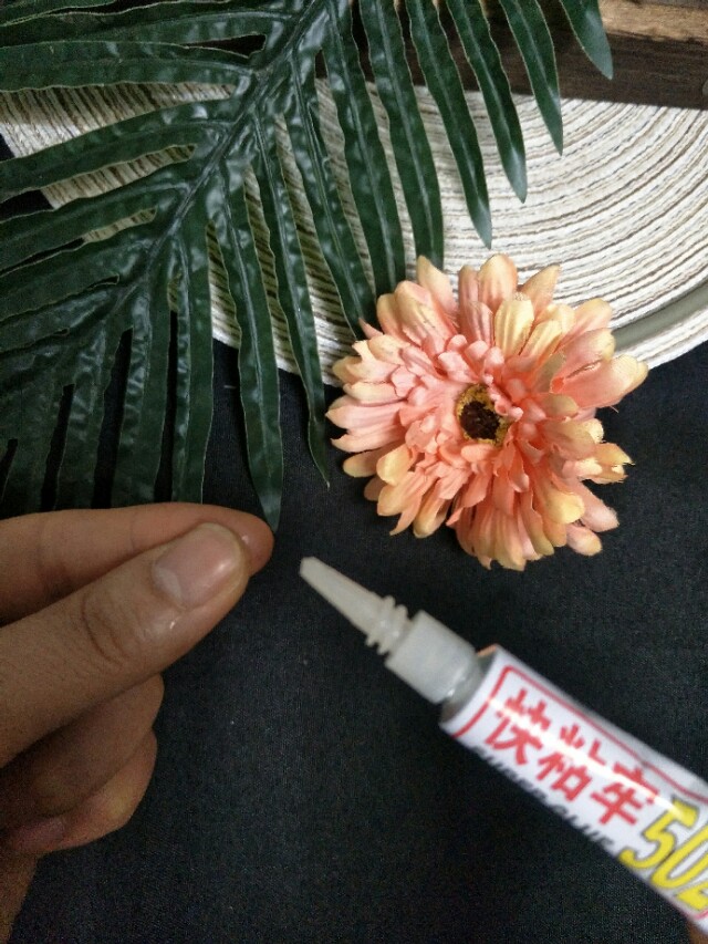 粘到502胶水了怎么才能解开,502胶水粘到手一招轻松解决