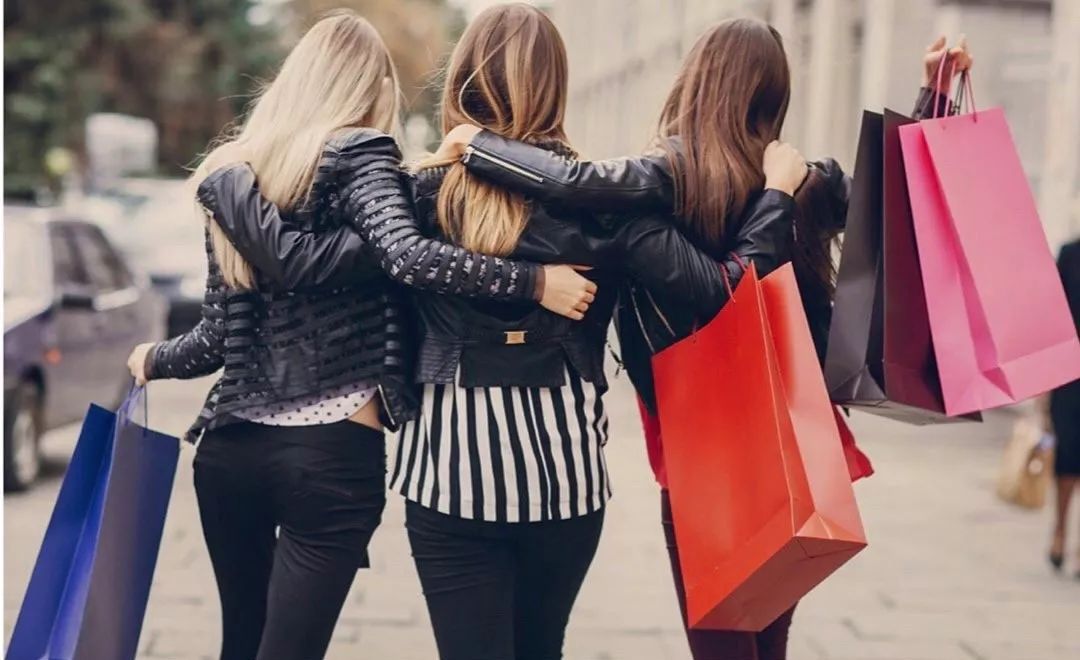 女人为什么总是爱买衣服,爱买衣服的女人有多好配音