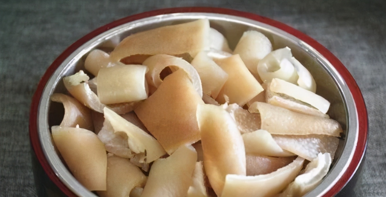 做猪皮冻时水要不要盖住猪皮,猪皮焯水以后猪皮有黑毛