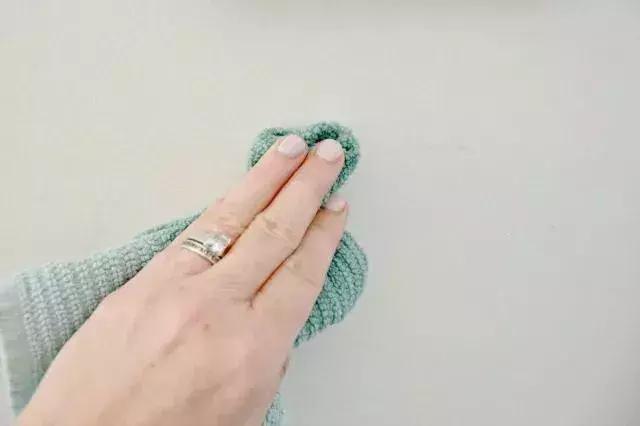 白墙的贴纸怎么去除掉不破坏墙面,家里的白墙脏了怎么弄得干净呢