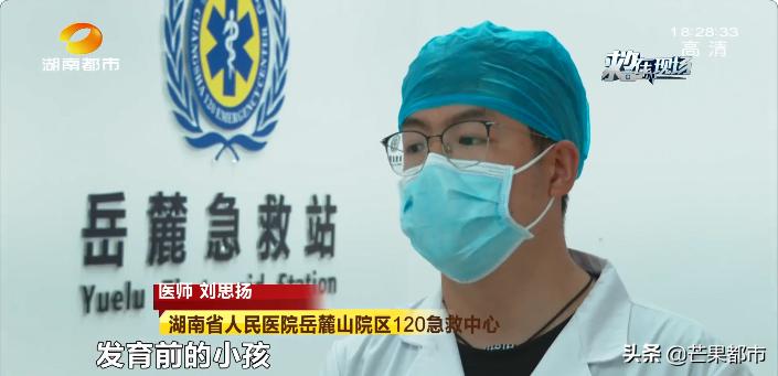 飞来一只足球！十二岁小男孩伸手阻挡，结果