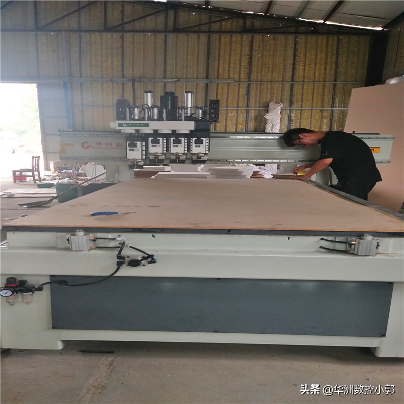 数控开料机尺寸是用什么控制,数控开料机价格一览表