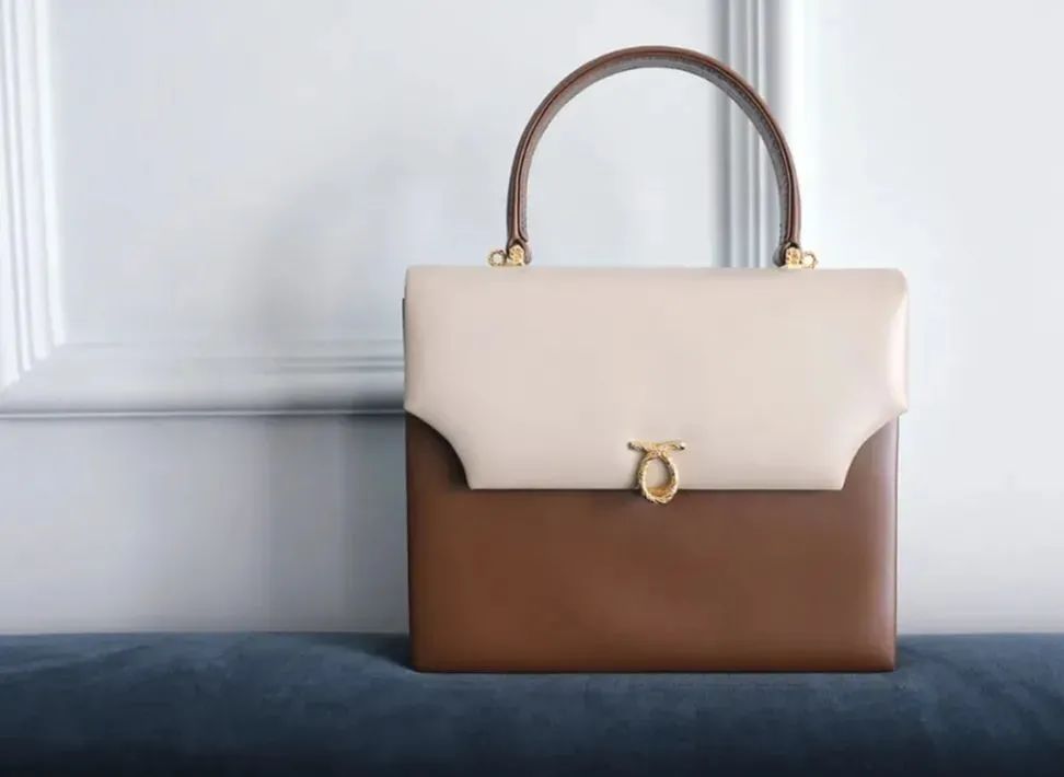 英国女王拿过的包包,英国伊丽莎白女王二世包包