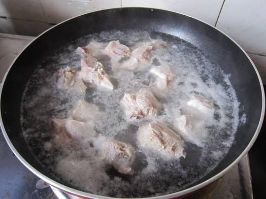 炖排骨时什么时候放油,排骨萝卜汤先放盐还是后放盐