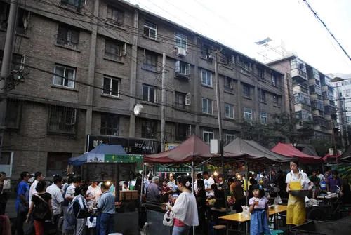 小伙摆摊卖烤串两个月瘦20斤赚7万,90后夫妻开店卖炸串月收入3万