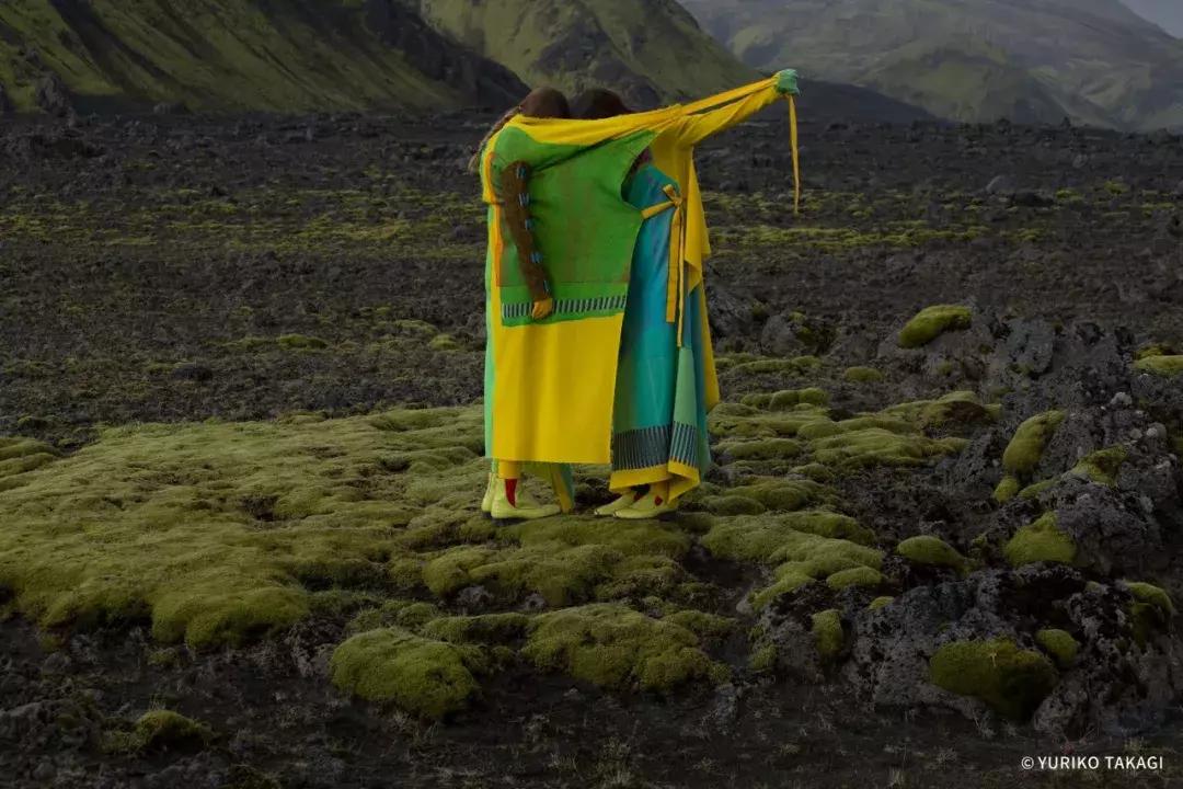 25年前，一个日本人带着天价衣服到中国，给西北人拍了一批硬照