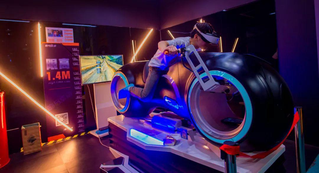 滑滑梯和蹦床乐园,弹力空间蹦床滑梯