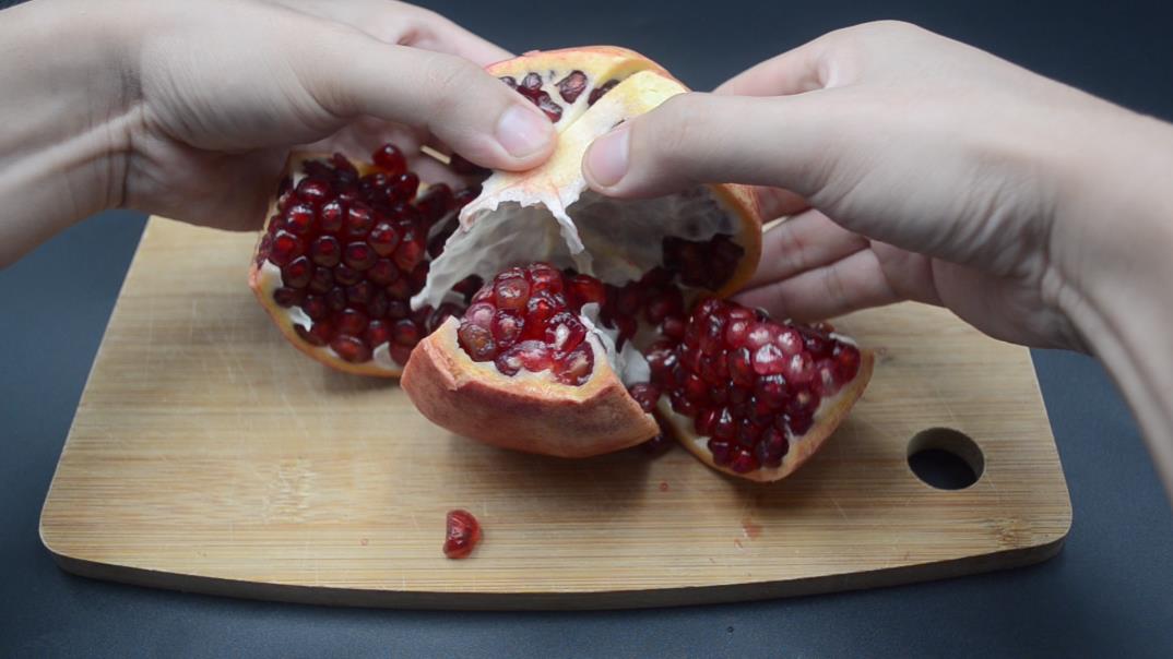 教你快速正确剥石榴的方法,剥石榴的小妙招只需要两步即可