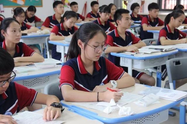 学生盲目跟随社会不良风气,盲目跟风洋品牌