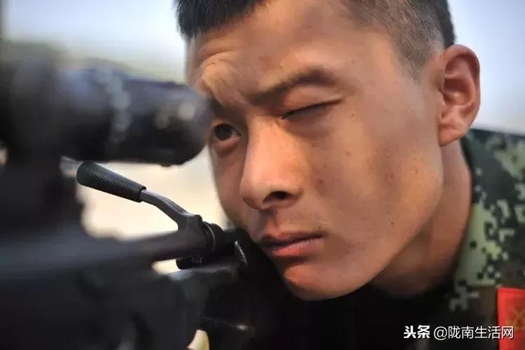 侯旭波军旅人生,侯旭波武警战士提干