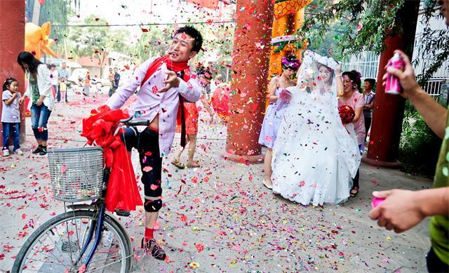 “今天拿着老公工资卡取钱，提示密码不正确，心真寒，离婚吧”