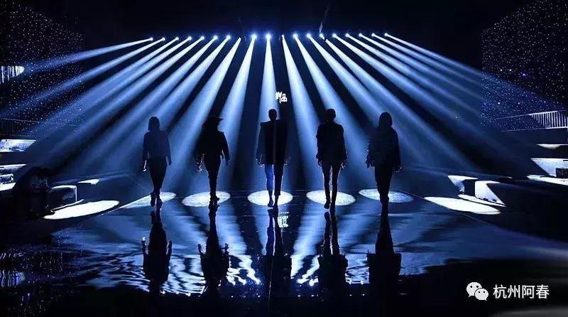 超百图再现2018年服装圈内那三十道靓丽风景……