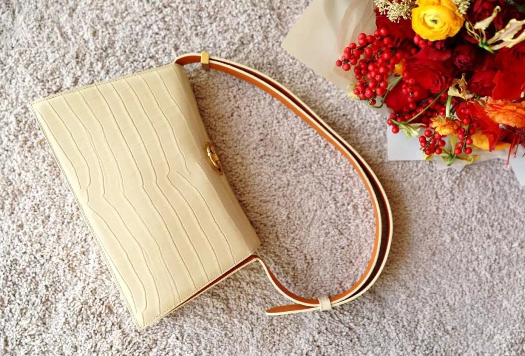 鼠年的女人买什么色的包包好,大牌鼠年限量款包包