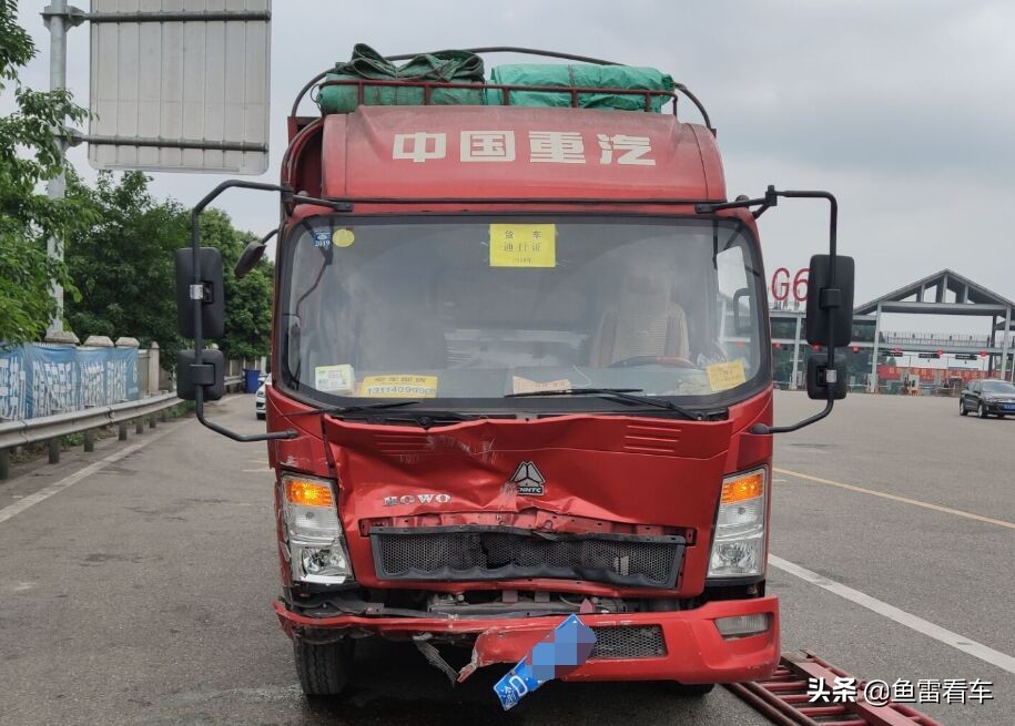 高速路段轻卡追尾瑞麒G5，网友：奇瑞版“小坦克”不是吹出来的