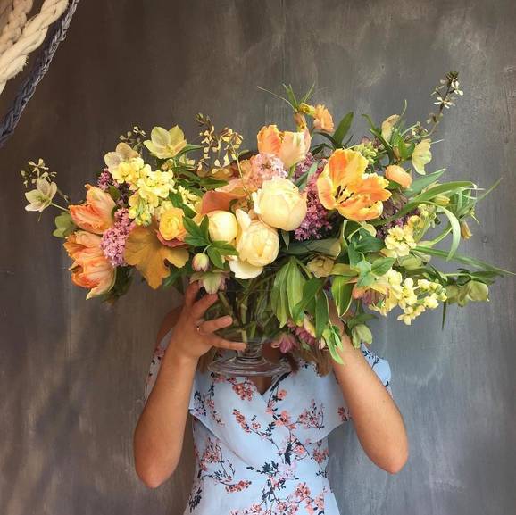 买回来的一束花如何插花,下班路上买一束花然后试着插花